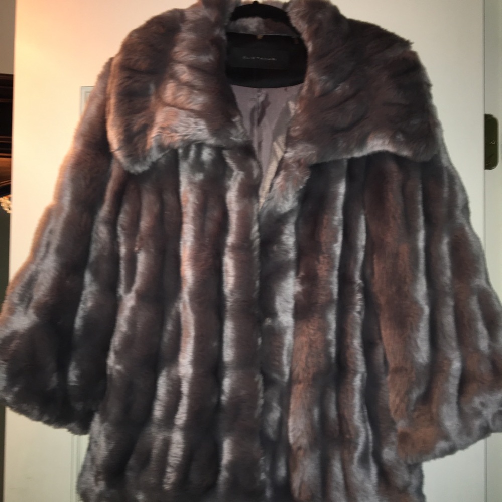 🔥TAHARI🔥grey, waist length, faux fur. Gorgeous😍